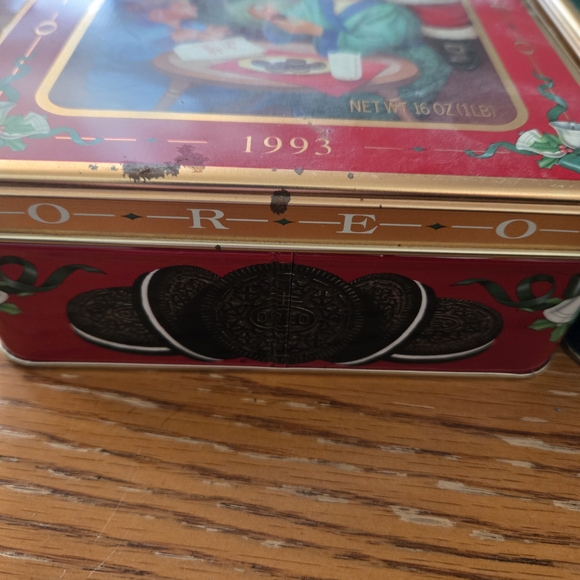 Unlock the Magic Holiday Oreo Tin Set - Picture 5 of 8